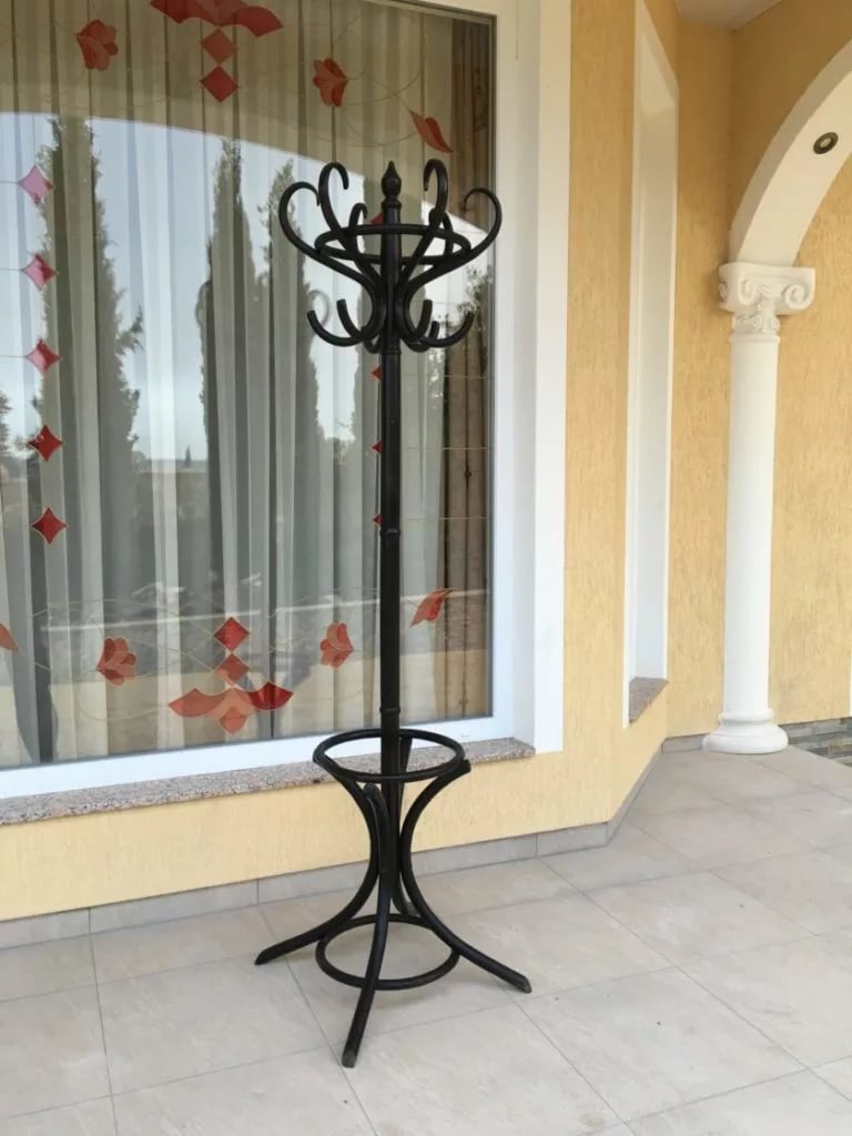 Виды кованых вешалок для прихожей с вариантами дизайна