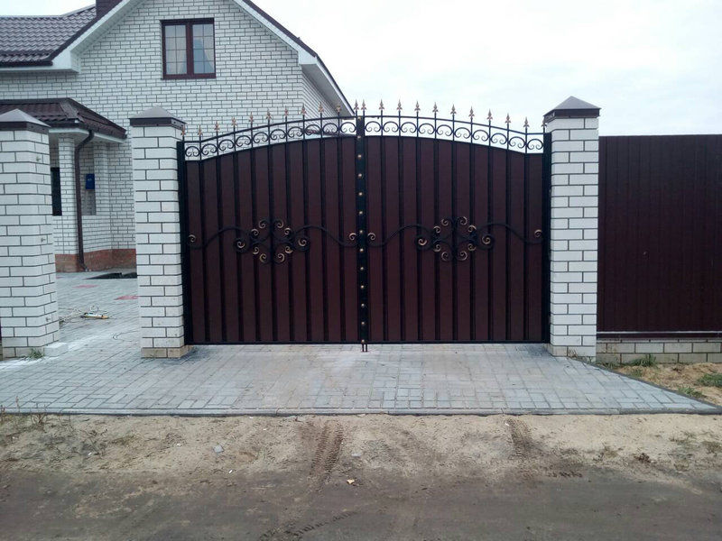 Кованые ворота: выбор, нюансы сборки и красивого оформления