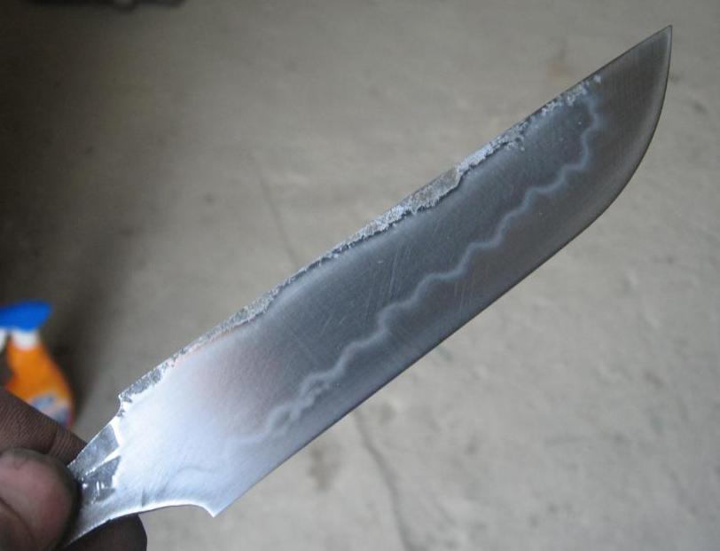 Клинки закаленные. Зонная закалка клинка. Закаленная сталь нож. Травление на ноже. Нож из закаленной стали.